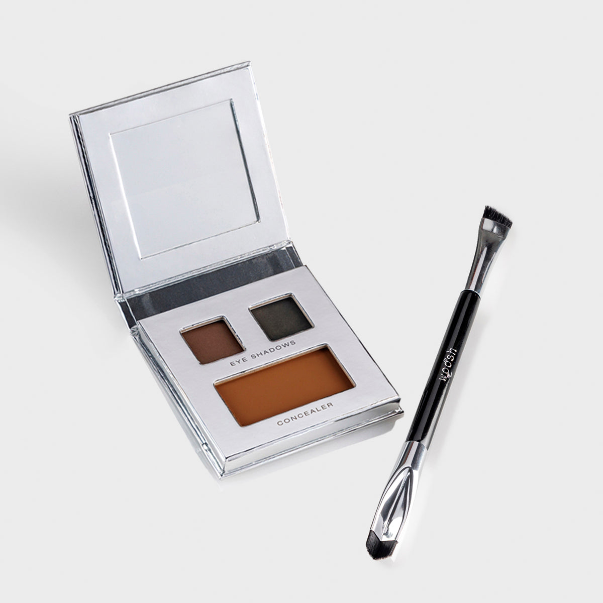 Smokey Eye Palette with two eyeshadows and one hazelnut concealer with the Corner Brush