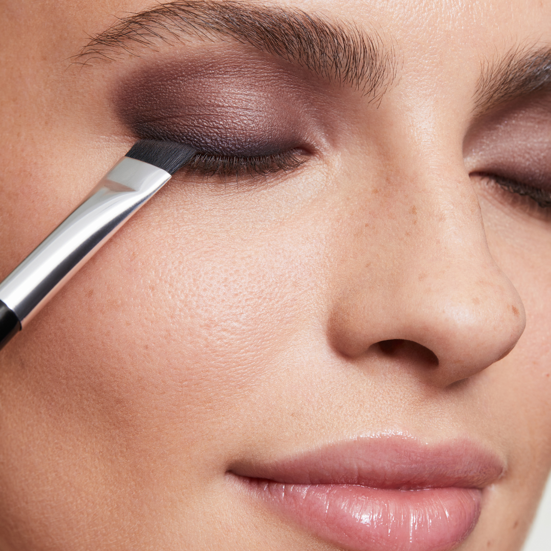 Demonstration of using the angled end of the arc brush to smudge out eyeliner