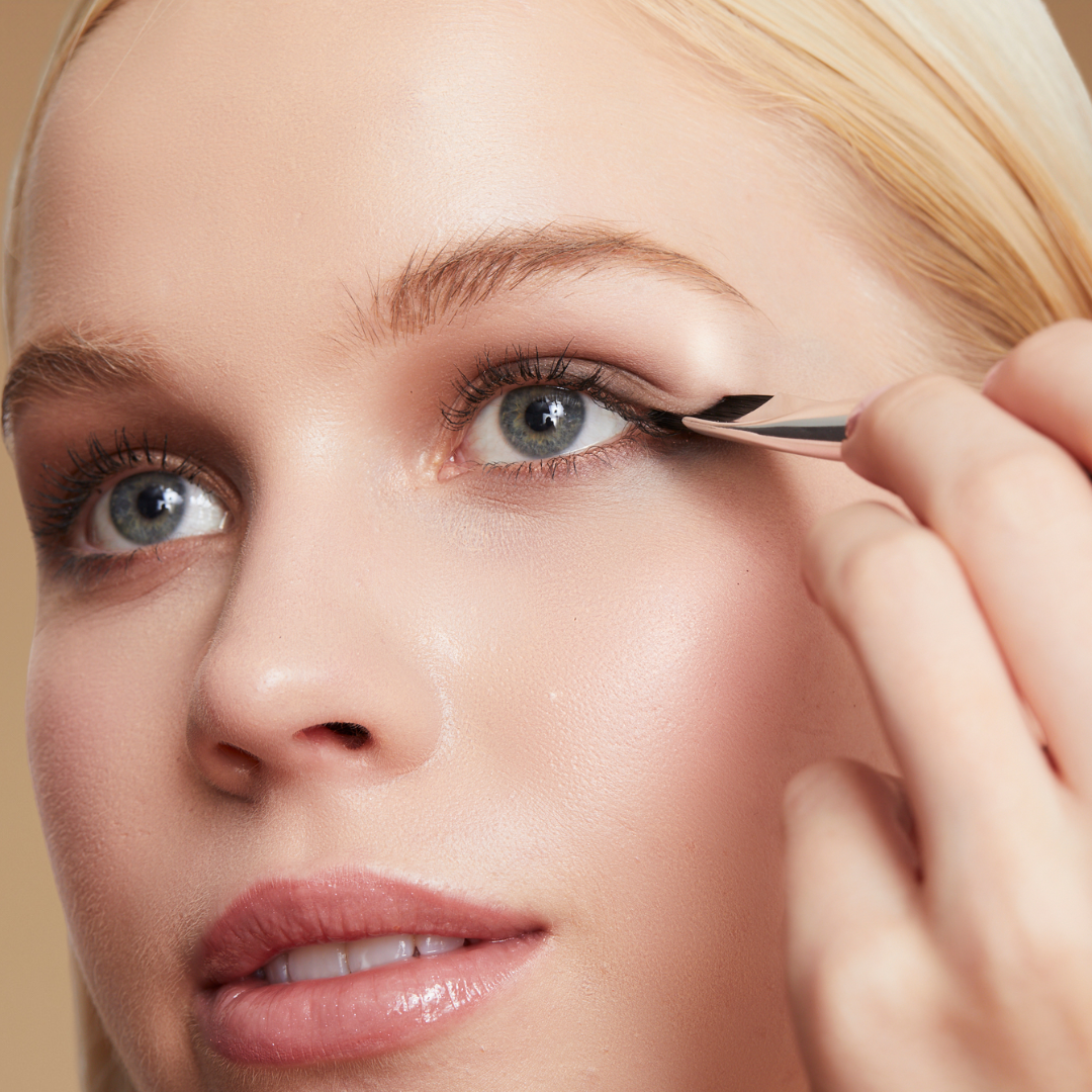 Demonstration of using the curved end of the arc brush to stamp on eyeliner