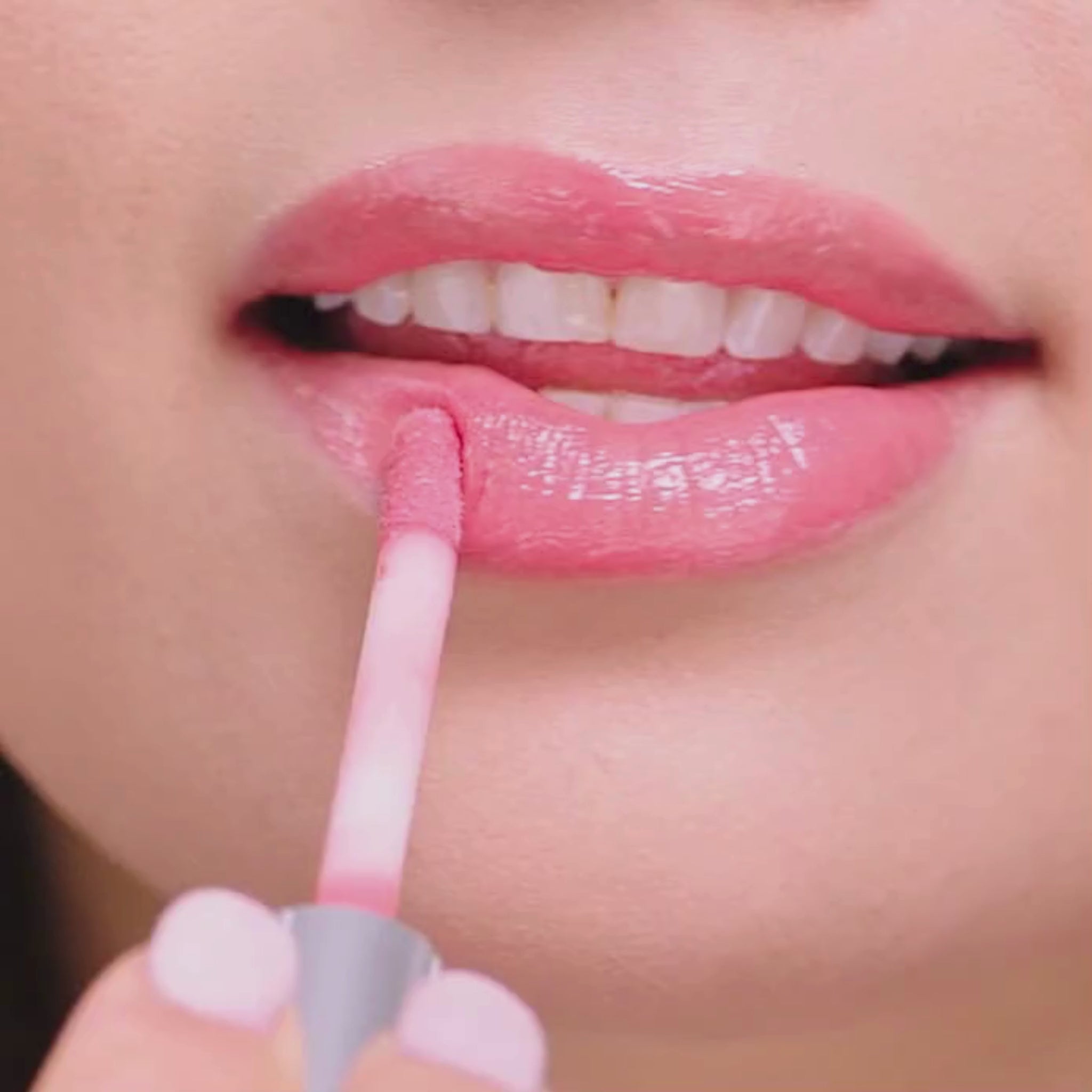 Video showing rolling lip applicator doe foot, similar to a paint roller to evenly distribute our hyaluronic acid and shea butter formula to lips. assists with filling lines and plumping overall look of lips.