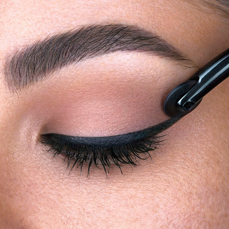 The wheel end rolling on eyeliner on a model