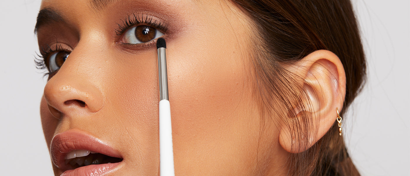 Model Applying eyeliner to the lower lash lid using the eye detailer brush