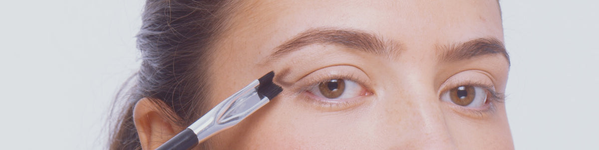 The Corner Brush Eye Stamper®  V-Shaped Eye Shadow Brush for Smokey Eyes