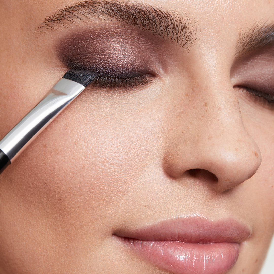 Demonstration of the corner brush eye stamper angled brush end on eyelid