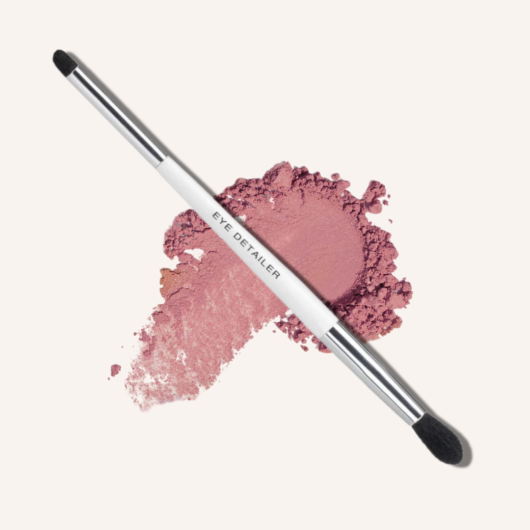 Woosh Beauty two sided eye detailer brush with larger end to blend eyeshadow and smaller cornered end for lining the eyes