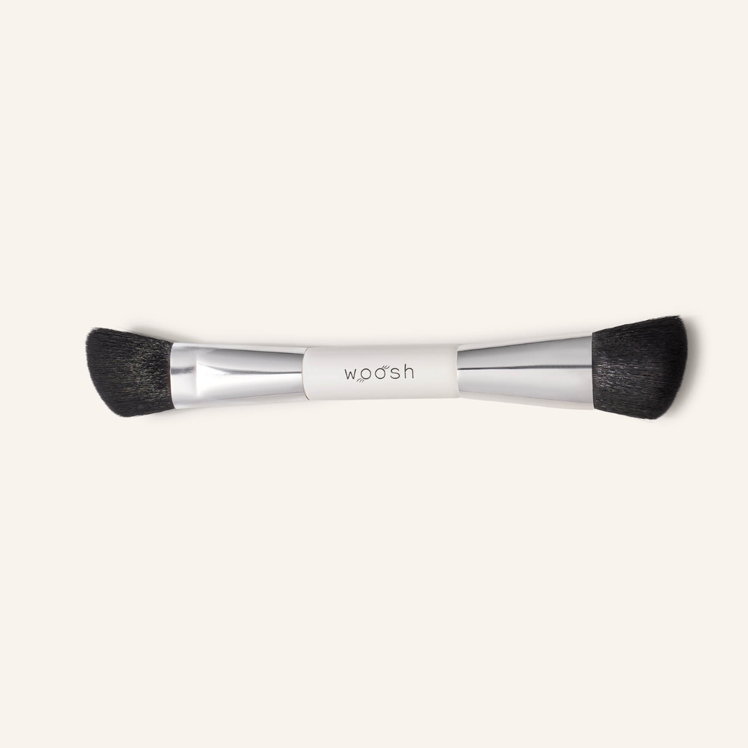 Dual ended contour brush. Thin contour end to apply light contour under eyes & in t-zone area. Thick contour end to apply dark contour under cheekbones, on jawline and neck
