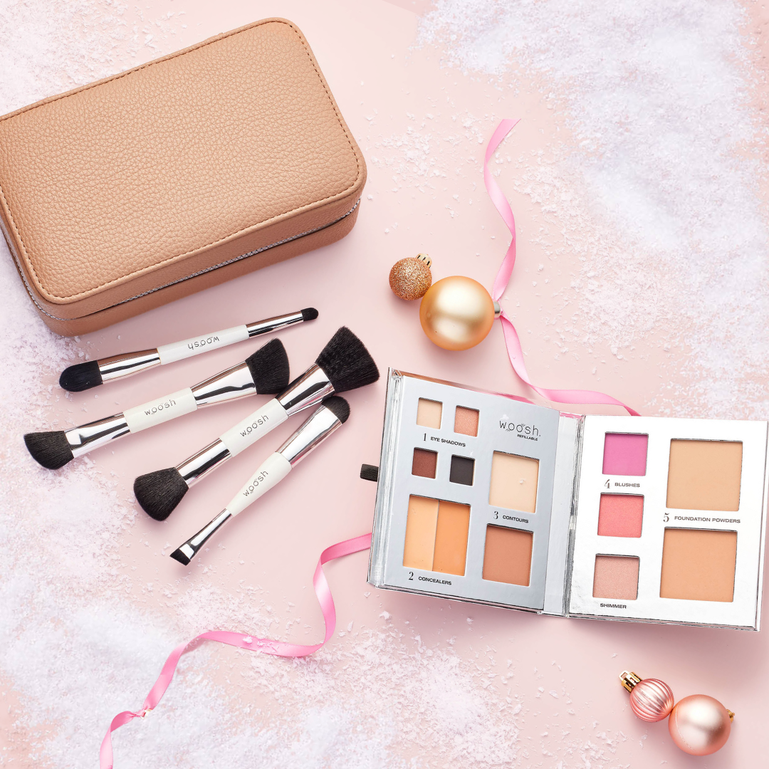 Jetsetter bundle, includes our Fold out Case in Sand with our 4 dual ended vegan synthetic brushes from our essential brush set. Lastly, our Fold out Face refillable palette with 13 full size pan of product. 