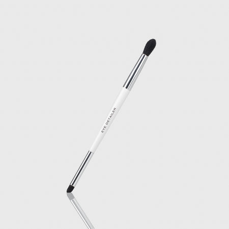 Woosh Beauty two sided eye detailer brush with larger end to blend eyeshadow and smaller cornered end for lining the eyes